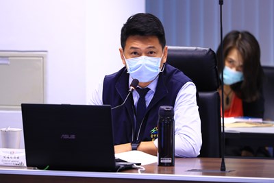 台中市政府今(24)日召開市政會議,由交通局長葉昭甫進行「因應新冠肺炎-公共運輸之防疫作為」專案報告,因應新冠肺炎疫情,交通局針對大眾運輸系統超前部署,包括落實駕駛員自主健康管理、車輛站場全面消毒等,更全國首創為計程車免費消毒、提供次氯酸水消毒液供計程車駕駛消毒