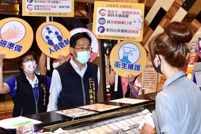 經發局呼籲,請民眾進入KTV、市場、商圈及夜市等消費場所務必配合相關防疫規定。