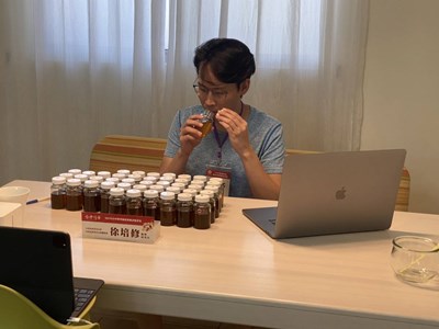 「110年度台中市國產龍眼蜂蜜品質評鑑」,透過儀器及專業評審感官品評進行嚴謹的初、複審