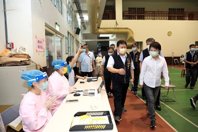 盧市長視察東光國小快打站 感謝工作人員雨天為民服務