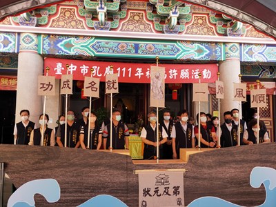 令狐副市長帶領陪祭官共同升起風帆,祝福參者者揚帆前行一帆風順