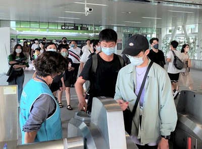 搖滾台中今年恢復實體演出,許多樂迷搭乘捷運到會場。