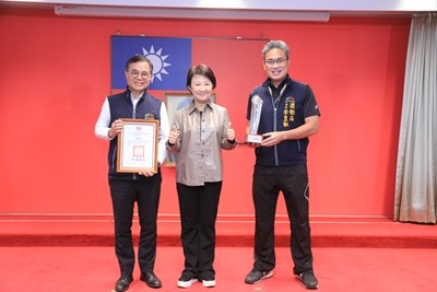 都發局長黃文彬今(6)日於市政會議將此殊榮獻予市長盧秀燕